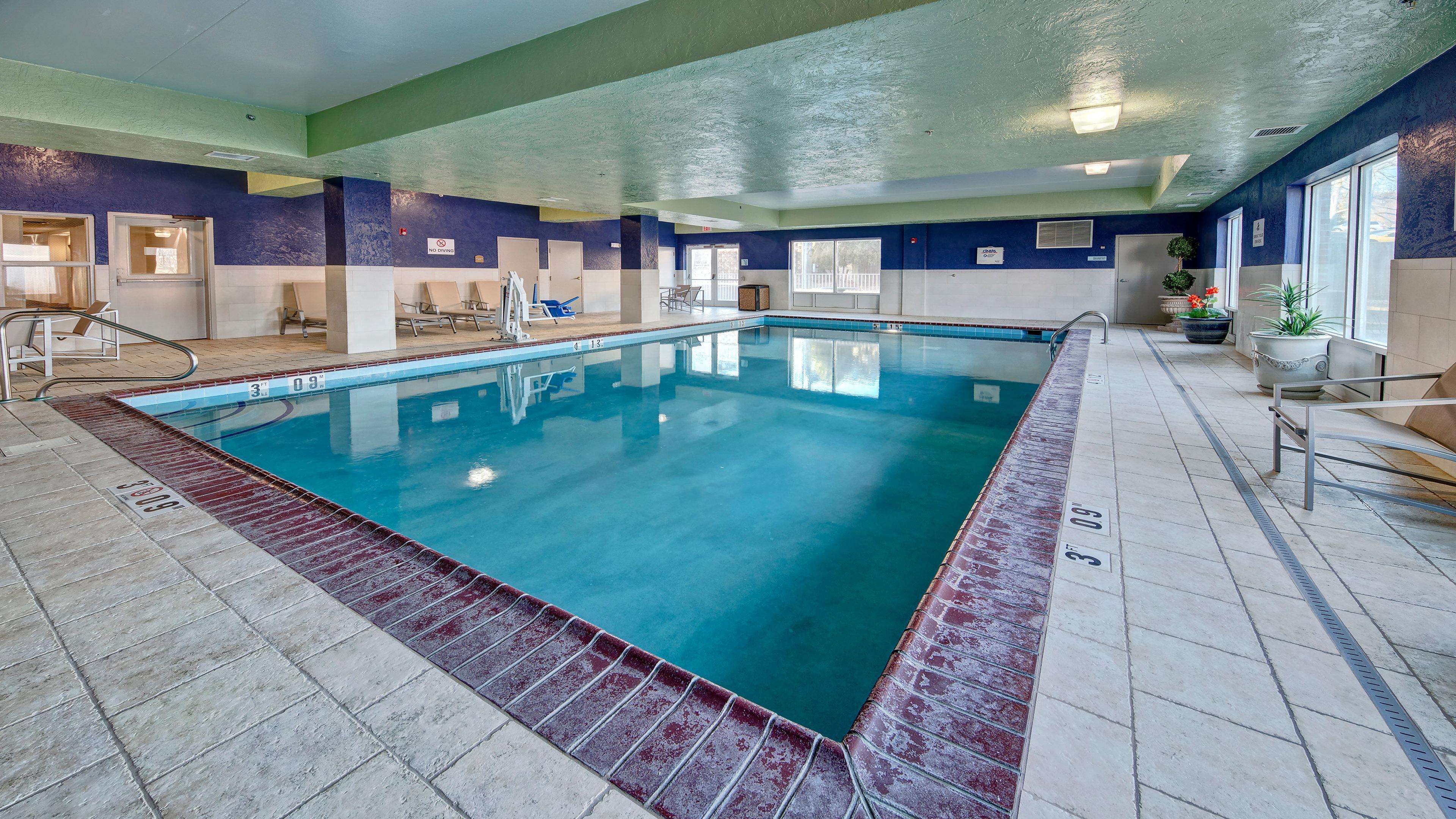Holiday Inn Express Hotel & Suites London By Ihg Экстерьер фото
