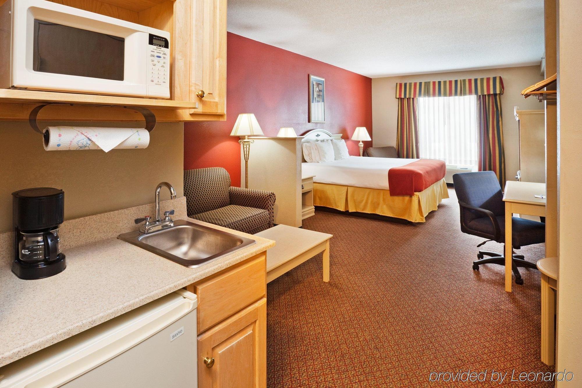 Holiday Inn Express Hotel & Suites London By Ihg Номер фото