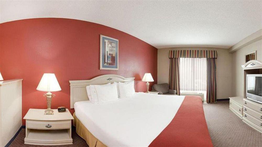 Holiday Inn Express Hotel & Suites London By Ihg Экстерьер фото
