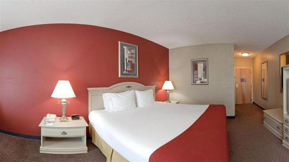 Holiday Inn Express Hotel & Suites London By Ihg Экстерьер фото