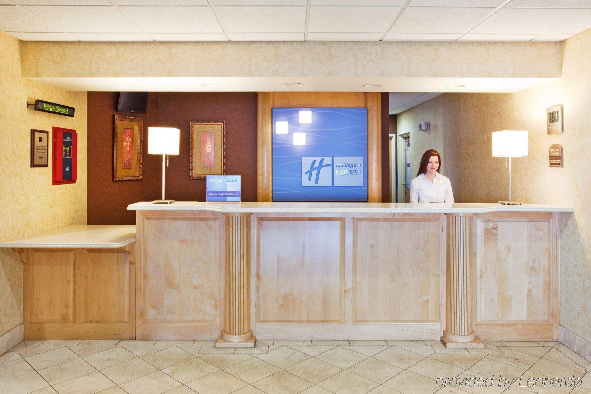 Holiday Inn Express Hotel & Suites London By Ihg Интерьер фото